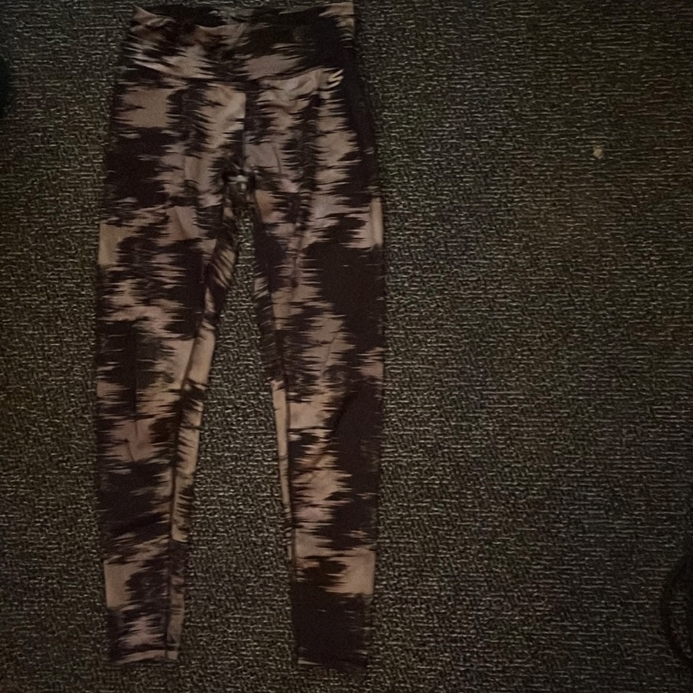 A pair of workout leggings, slight use and in good condition.